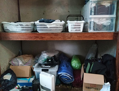 押入れの写真。ガラクタが放り込まれている。
